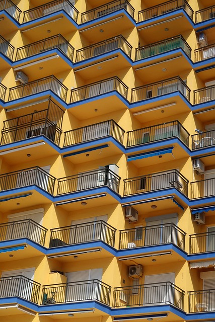 ga73b24d1ca2e0a496a10c3d50b168924c3acc5b2487464c96f43899eb325b1c8cb458cfef2ca27b622f845314caafb08 640 8793846 balcony, apartment, facade, building, rental, rent, floor, houses, street, window, perspective, apartment building, flat